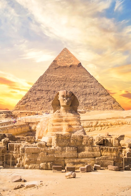 Foto grande sfinge sullo sfondo delle piramidi di giza, in egitto