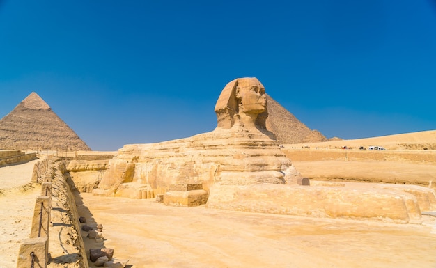 Foto la grande sfinge di giza e sullo sfondo le piramidi di giza, il più antico monumento funerario del mondo. nella città del cairo, in egitto