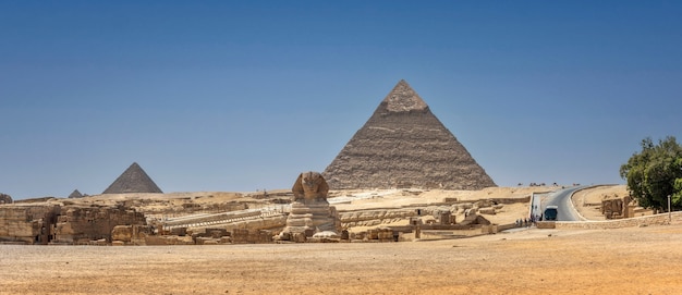 La grande sfinge e le piramidi, famosa meraviglia del mondo, giza, egitto