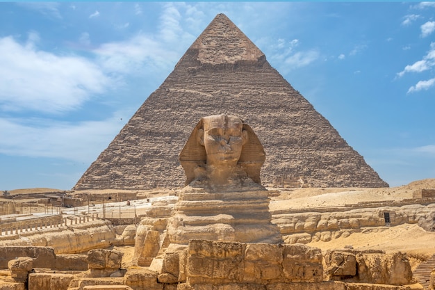 Photo the great sphinx and the piramids, famous wonder of the world, giza, egypt