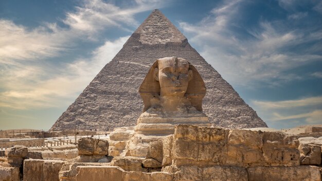 Foto la grande sfinge e le piramidi, famosa meraviglia del mondo, giza, egitto