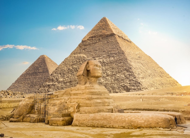 Photo great sphinx and pyramids at sunset in giza, egypt