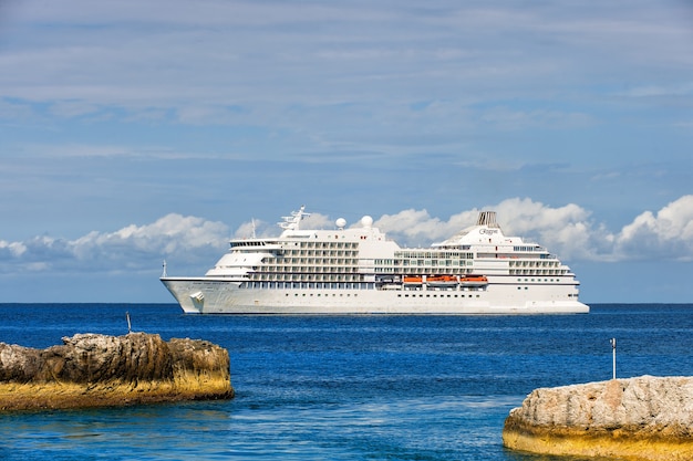 Great staffa cay, bahamas-january 08, 2016: grande nave da crociera di lusso seven seas navigator ancorata in mare vicino a great staffa cay, bahamas