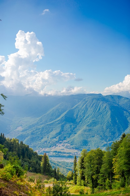 Ottima vista della splendida collina alla calda luce del sole. scena pittoresca e meravigliosa. attrazione turistica popolare.