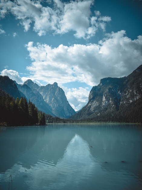 Photo great view on the dobbiaco lake, in trentino