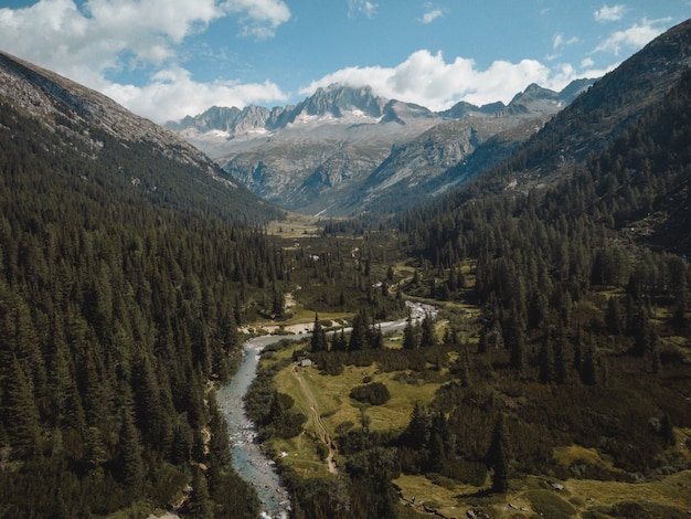 Foto una splendida vista sul lago malga bissina e sulla val di fumo