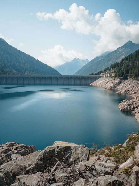 Foto una splendida vista sul lago malga bissina e sulla val di fumo