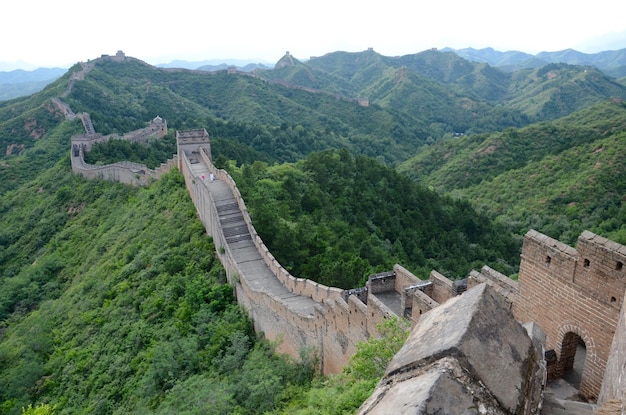 天空に照らされた中国の大壁