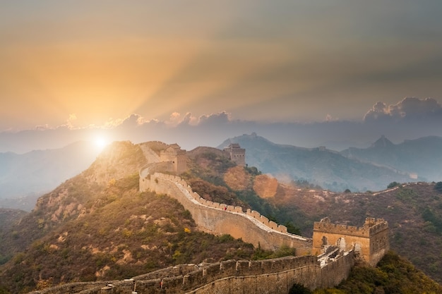Photo the great wall of china with a beautiful sunset
