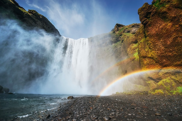 아이슬란드 남쪽에있는 큰 폭포 Skogafoss