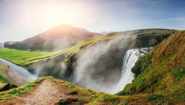 아이슬란드 남쪽의 큰 폭포 Skogafoss