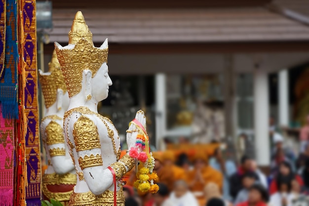 Большая белая статуя Будды с красочным традиционным флагом Таиланда Wat Phra Maha Chin That Chao Phra Tad Doi Tung ChaiRai, провинция Север Таиланда