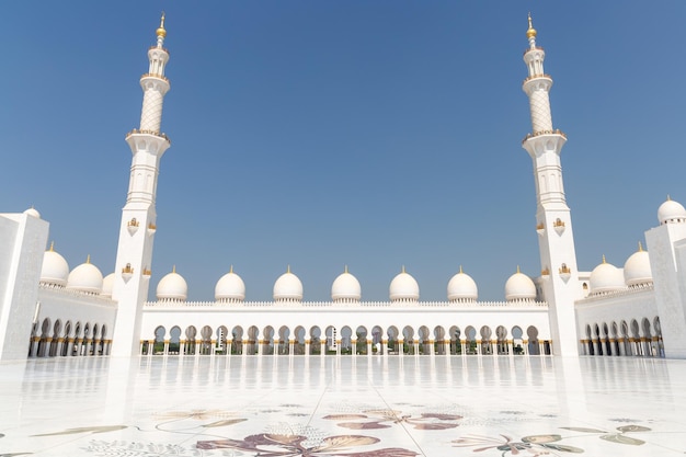 Photo great white mosque a large white marble muslim palace