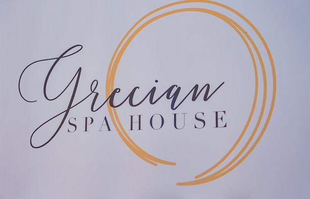 希臘 Spa House 標誌,黑色文字和金色圓形設計