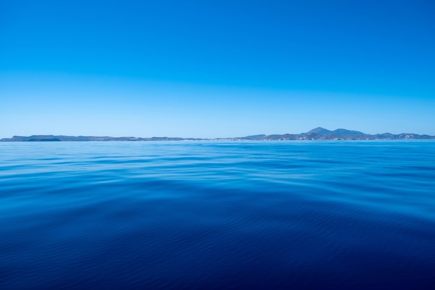 ギリシャ エーゲ海 青い空の土地と穏やかな海の水の背景