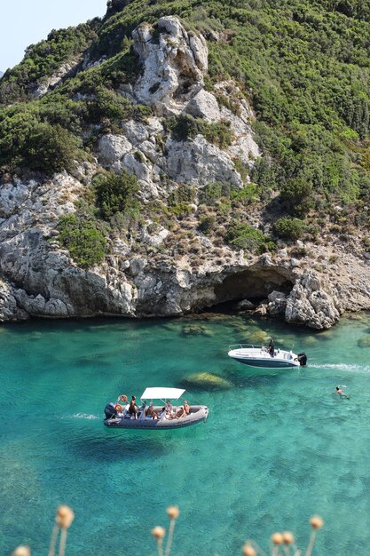 Photo greece corfu august 13 2021 top view of the turquoise sea and boats