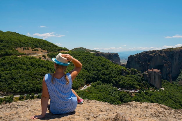 ギリシャ。テッサリアの歴史的地域。女の子はメテオラの岩の眺めを賞賛します