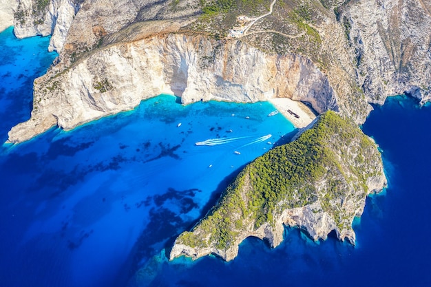 ギリシャの象徴的な休暇の写真ザキントス島ギリシャの有名なシップレックナヴァイオビーチの空中ドローンビュー