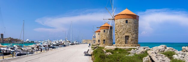 Foto isole della grecia mulini a vento panoramici e vista panoramica sul mare dell'isola di rodi