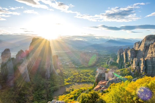 Grecia. kalambaka. tramonto estivo a meteora. un monastero sulle rocce, classificato dall'unesco