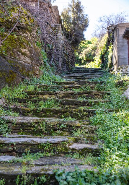 Foto grecia isola di kea ioulis città strada stretta con scale e tradizionali muri in pietra