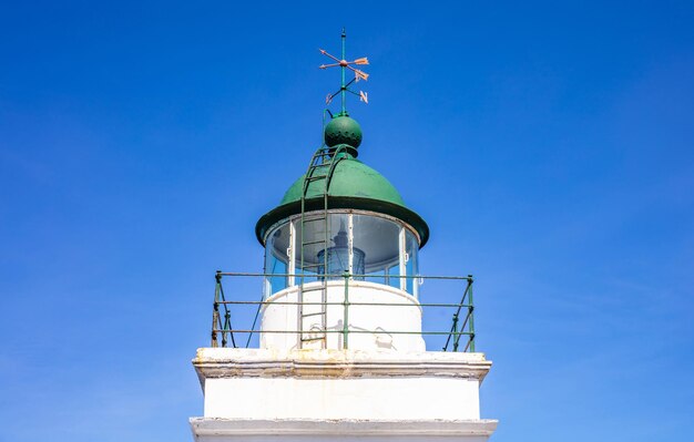 Фото Греция маяк на острове кеа башня маяка и флюгер на фоне голубого неба
