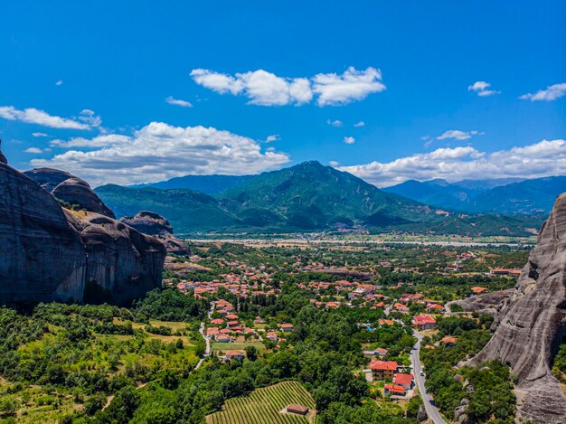 Foto grecia. rocce di meteora. vista a volo d'uccello della pianura della tessaglia