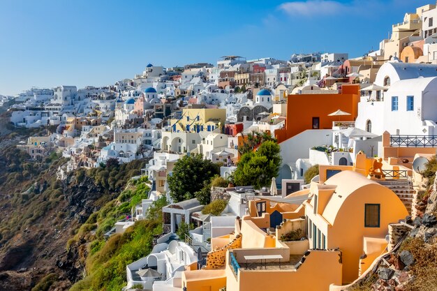 그리스. 산토리니 화려한 건물. 가파른 해안 위에 화창한 여름 날