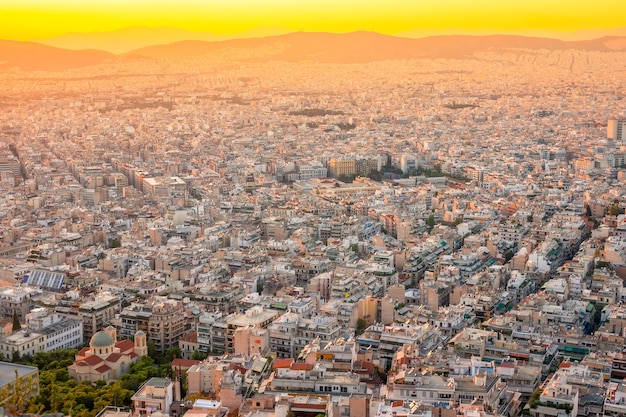 ギリシャ。アテネの街並みの暖かい夏の夜。住宅と狭い通り。