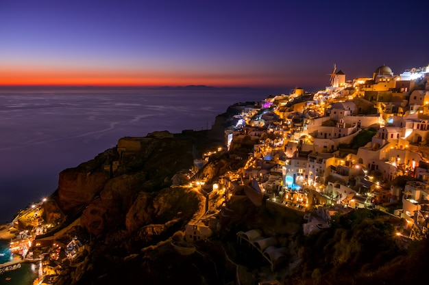 Grecia. case bianche e tetti sull'isola di santorini (thira) con illuminazione notturna