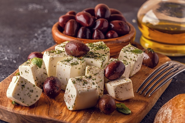 Feta di formaggio greco con origano e olive