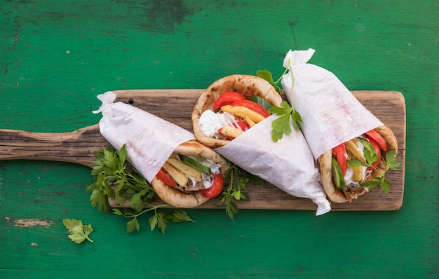 Photo greek chicken souvlaki ona pita with fresh vegetables with tzatziki sauce