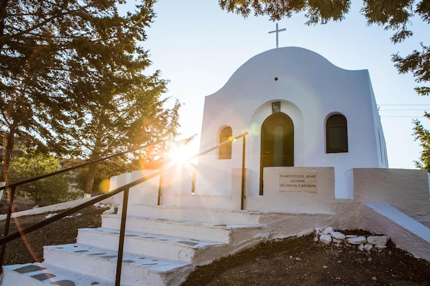 Photo greek church against sky during sunrise