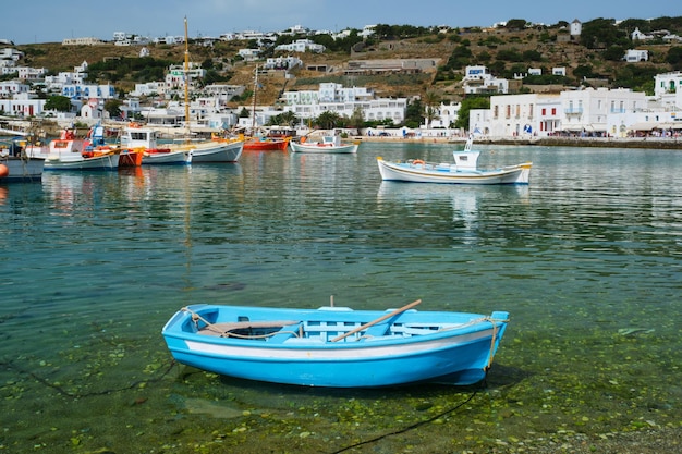 Photo greek fishing boat in port of mykonos