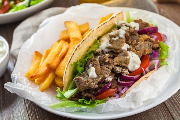 Gyros greci con patatine fritte e insalata