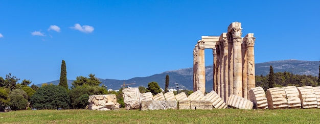 アテネ ギリシャの古代遺跡のギリシャのオリンピアのゼウス神殿の風景