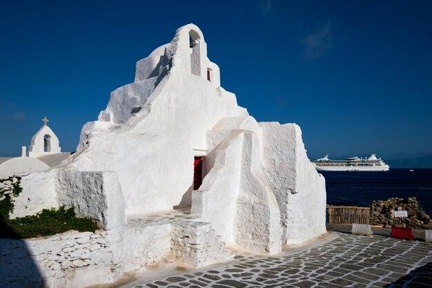 Foto chiesa ortodossa greca di panagia paraportiani nella città di chora sull'isola di mykonos