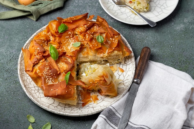 Photo greek pie with leeks onions and feta cheese