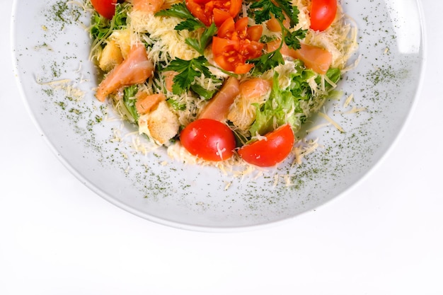 Греческий деревенский салат с сыром фета, оливками, помидорами, вегетарианской средиземноморской кухней на белом изолированном фоне