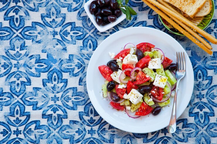 Photo greek salad fresh vegetables feta cheese and black olives copy space top view