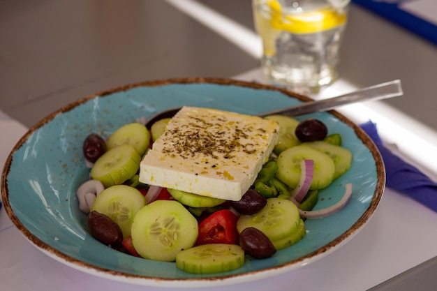 Insalata greca molti piatti un sacco di insalata greca a cena estiva