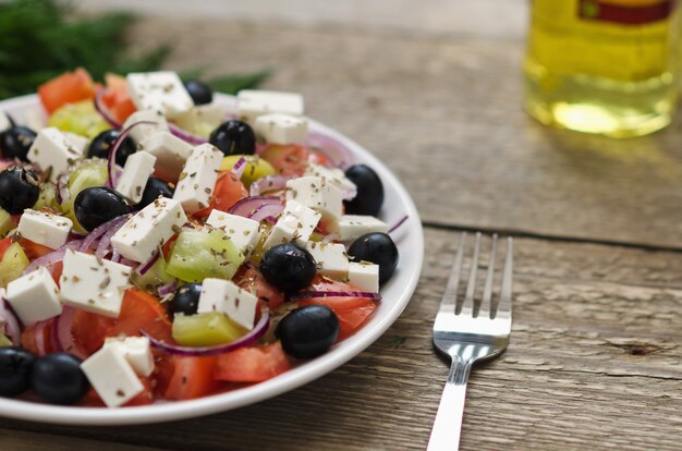 皿の上のギリシャ風サラダ
