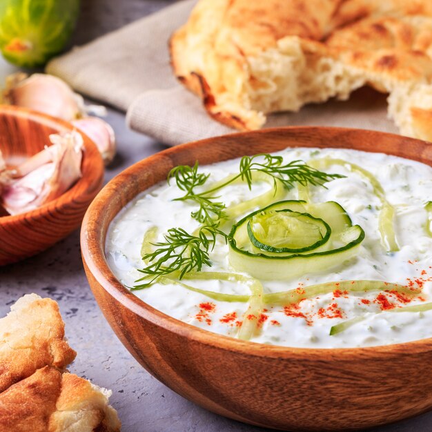 오이, 요구르트, 올리브 오일, 마늘, 딜 및 향신료의 그리스 샐러드 tzatziki.