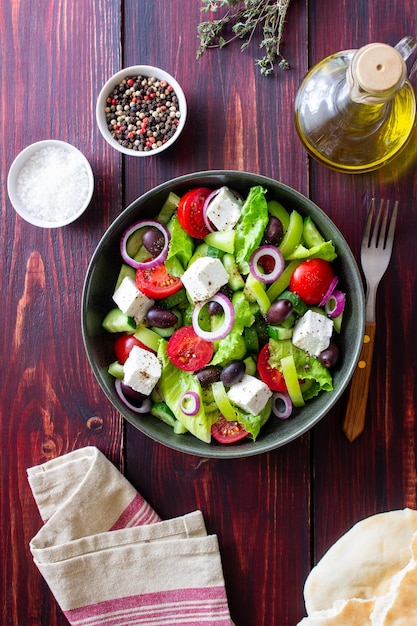 Insalata greca con formaggio feta pomodori cetrioli peperoni e olive kalamata alimentazione sana cibo vegetariano