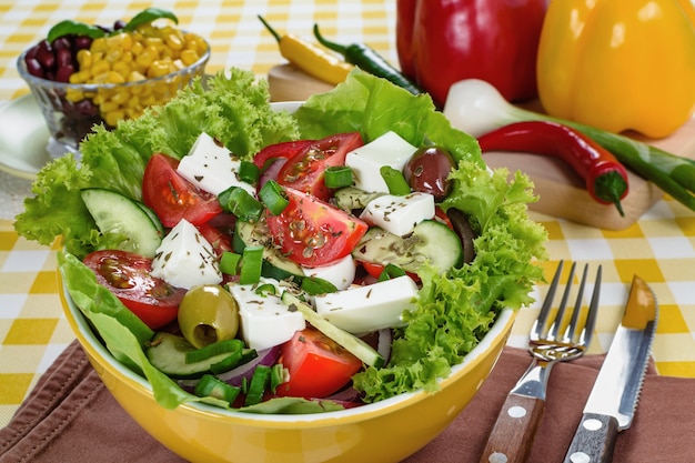 フェタチーズとおいしい野菜のセレクションを添えたギリシャ風サラダ。