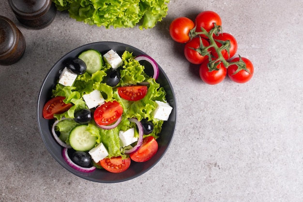 Insalata greca con pomodori freschi, cetrioli, olive, feta e cipolla rossa. cibo sano e dietetico