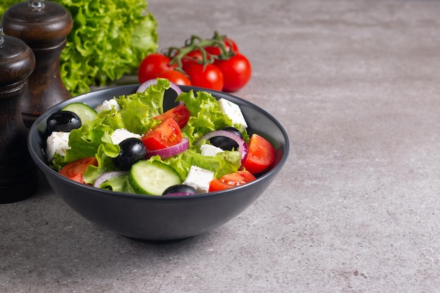 Insalata greca con pomodori freschi, cetrioli, olive, feta e cipolla rossa. cibo sano e dietetico