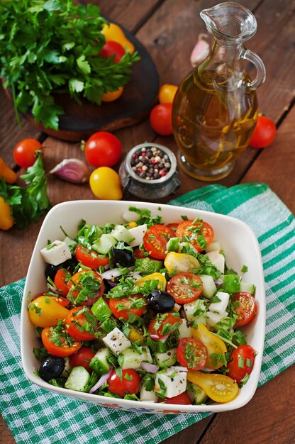 Foto insalata greca con verdure fresche formaggio feta e olive nere