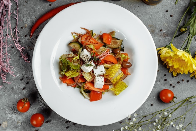 新鮮な野菜、フェタチーズ、ブラックオリーブのギリシャ風サラダ。