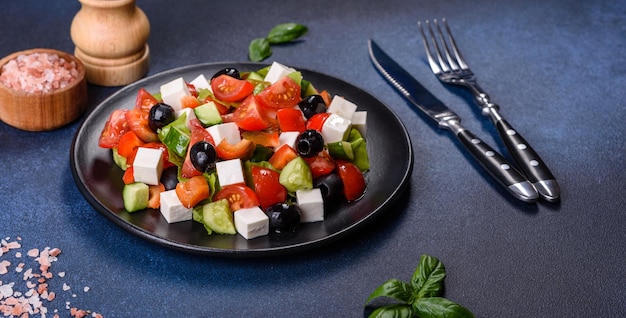 Insalata greca con feta di verdure fresche e olive nere